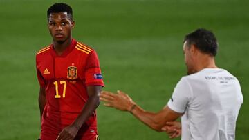 Ansu Fati escucha las indicaciones de Luis Enrique.