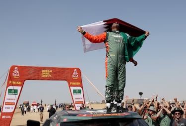 Nasser Al-Attiyah celebra tras proclamarse campeón de la categoría de coches en el Rally Dakar 2026.