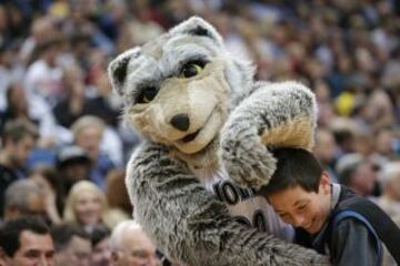 La mascota de los Minnesota Timberwolves bromea con un aficionado.