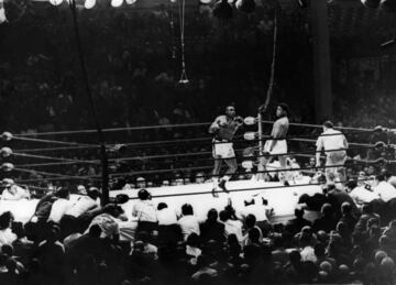 En 1964, Sonny Liston le dio la oportunidad a Ali. El periodista David Remnick, en ‘Rey del mundo’, relata que las apuestas favorecían al Gran Oso por 7-1. El reportero de 'The New York Times' Robert Lipsyte había recibido la orden de su jefe de estudiar el camino más rápido entre el ring y el hospital para narrar el traslado de Ali. No fue así. Clay, que ya había abrazado la Nación del Islam, ganó en el octavo asalto. Malcolm X lo jaleó desde la butaca 7 y vio cómo el boxeador se subió a las cuerdas para gritar: “¡Soy el rey del mundo!”. En el tercer asalto, Liston frotó sus guantes con un producto que produjo quemazón en los ojos a Ali. “¡Sal y corre!”, le dijo su preparador Dundee tras limpiárselos un poco... flotó como una mariposa y al final ganó.