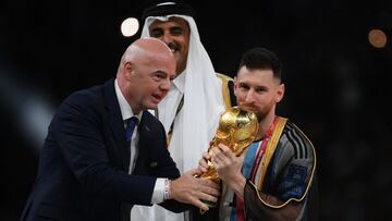 El bisht que portó el capitán argentino al momento de levantar la copa en Qatar fue diseñado por un sastre qatarí.