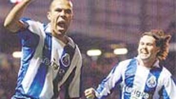 <b>ALEGRÍA DESBORDADA</B>. Costinha celebra a voz en grito el gol que tumbaba al Manchester United. Todo Old Trafford lo escuchó.