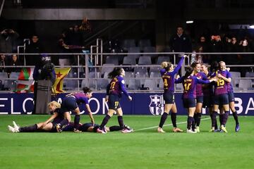 Las jugadoras del Barcelona celebran el 2-1 de Duggan en el minuto 91.