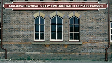 Conocido popularmente por su abreviatura (Llanfair PG o Llanfairpwll). Es el nombre más largo de Europa y se encuentra situado en en la Isla de Anglesey, en el norte de Gales. Su nombre significa "La iglesia de Santa María en el hueco del avellano blanco, cerca de un torbellino rápido y la iglesia de San Tisilo, cerca de la gruta roja".