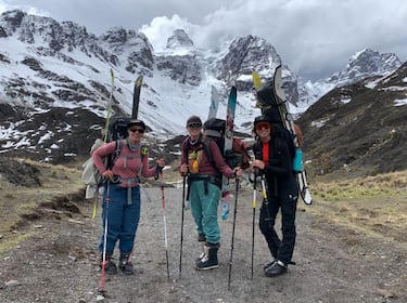 Ana Salvador pone la bandera en la cordillera Real de Bolivia