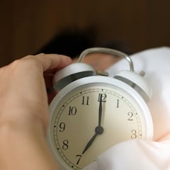 Si siempre retrasas la alarma del despertador al levantarte, estas son las consecuencias para tu cuerpo según la psicología