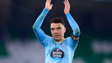 El delantero Iago Aspas aplaude a los aficionados del Celta que acudieron al Benito Villamarín el pasado sábado.