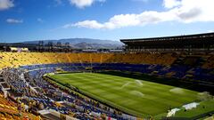 Fue construido en 2003 con una capacidad de más de 32.000 espectadores, siendo el que más tiene de Canarias, aunque no en cuanto a superficie de terreno, ya que le supera el Estadio Heliodoro Rodríguez López. Se eliminó la pista de atletismo en 2014. El estadio de Las Palmas tiene el récord nacional de asistencia a un partido de Liga de la Segunda División B, donde acudieron un total de 30.210 aficionados, contra el Linares. Antes se llamaba Estadio Insular y estaba ubicado en el barrio de Ciudad Jardín de Las Palmas de Gran Canaria. Es curioso que Luis Aragonés dirigió su primer encuentro como entrenador de la selección española en este estadio, en 2004 en un partido contra Venezuela. Las Palmas logró en este campo su victoria número 100 en partido oficial ante el Real Jaén (1-0), justo en el mismo año que cumplía diez años desde su inauguración.