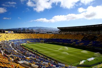 Fue construido en 2003 con una capacidad de más de 32.000 espectadores, siendo el que más tiene de Canarias, aunque no en cuanto a superficie de terreno, ya que le supera el Estadio Heliodoro Rodríguez López. Se eliminó la pista de atletismo en 2014. El estadio de Las Palmas tiene el récord nacional de asistencia a un partido de Liga de la Segunda División B, donde acudieron un total de 30.210 aficionados, contra el Linares. Antes se llamaba Estadio Insular y estaba ubicado en el barrio de Ciudad Jardín de Las Palmas de Gran Canaria. Es curioso que Luis Aragonés dirigió su primer encuentro como entrenador de la selección española en este estadio, en 2004 en un partido contra Venezuela. Las Palmas logró en este campo su victoria número 100 en partido oficial ante el Real Jaén (1-0), justo en el mismo año que cumplía diez años desde su inauguración.