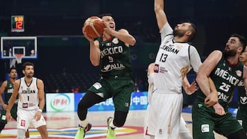 Basketball - FIBA World Cup 2023 - Classification Round 17-32 - Group N - Jordan v Mexico - Mall of Asia Arena, Manila, Philippines - September 2, 2023 Mexico's Pako Cruz in action with Jordan's Mohammad Hussein REUTERS/Lisa Marie David