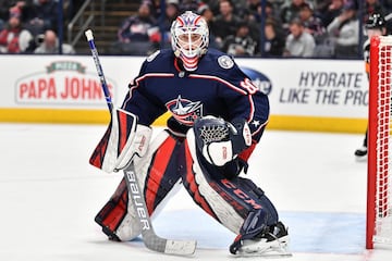 El letón Matiss Kivlenieks, portero de hockey sobre hielo de los Columbus Blue Jackets, de 24 años, falleció durante la noche del 4 julio como consecuencia del traumatismo que le causó en el pecho la explosión de un mortero de fuegos artificiales, lanzados con motivo de la Fiesta Nacional de Estados Unidos. Kivlenieks salió de titular en dos partidos con los Blue Jackets la temporada pasada en la NHL y recientemente había jugado para Letonia en el Campeonato Mundial IIHF.