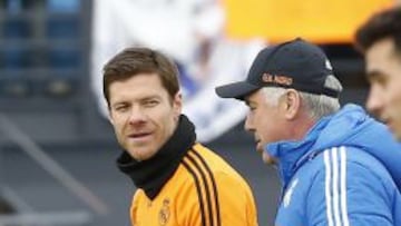 Xabi Alonso dialoga con Ancelotti durante un entrenamiento.