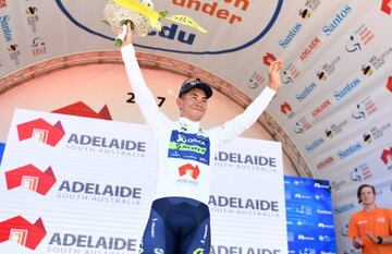 El ciclista australiano Caleb Ewan, del equipo Orica-Scott celebra en la primera etapa de la Tour Down Under en Lyndoch, cerca de Adelaida, en el podio sin la presencia de azafatas.