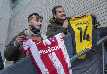 Los seguidores recibieron a los jugadores del Atlético a su llegada a Manchester.