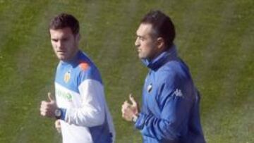 <b>EN ZAPATILLAS. </b>Juan Mata saltó a correr con el fisio Juan Torrijos.