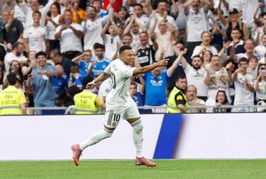 Tarde de golazos en el Bernabéu. Esta vez quiso apuntarse Mbappé, que sigue imparable. Jugó Vinicius para el crack francés, que desde fuera del área soltó un tremendo derechazo ajustadísimo al palo corto, abajo, imparable para Dmitrovic. Brutal.
