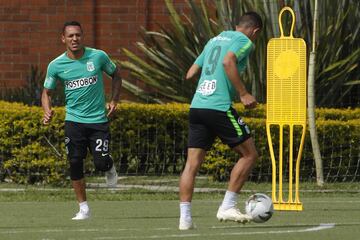 Aldo Leao Ramírez y Omar Duarte trabajan en parejas durante el entrenamiento de Nacional esta mañana en Guarne