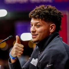 Check out Patrick Mahomes’ signature Super Bowl cleats