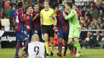 Los jugadores del Levante protestan la decisión de Medié Jiménez en Mestalla hace dos temporadas en el derbi valenciano.