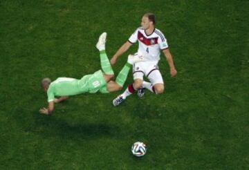 Benedikt Hoewedes y Sofiane Feghouli.