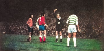 Allí, en Celtic Park, se empezó a encarrilar el pase a la final de la Copa de Europa 1974. La Batalla de Glasgow, así ha quedado en la memoria, en la que el equipo rojiblanco terminó con ocho futbolistas (expulsados: Ayala en el 63', Panadero en el 64' y Quique en el 78') y aun así salió con un 0-0 que se hizo bueno en el Calderón, llegando a la final de la Copa de Europa. En la foto, Babaca saca tarjeta amarilla a Melo.