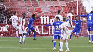 El Albacete tras encajar el gol del Oviedo. 