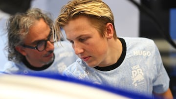 Liam Lawson junto a Laurent Mekies, jefe de Racing Bulls, en Singapur.