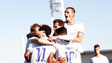 Rafa Marín celebra en una piña con sus compañeros el primer gol del Castilla.