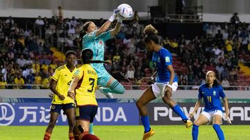 Brazil's Luany (R) and Colombia's goalkeeper Natalia Giraldo (C) vie for the ball during their Women's U-20 World Cup quarter final football match at the National stadium in San Jose, on August 20, 2022. (Photo by Ezequiel BECERRA / AFP)
