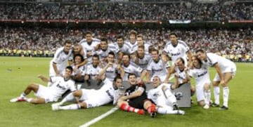 29-08-2012. Se disputó el partido de vuelta de la Supercopa de España en el Santiago Bernabéu. El Real Madrid perdió 3-2 en la ida, pero el valor doble de los goles les dió el triunfo a los madrileños al ganar en el segundo partido por 2-1. En la imagen, los jugadores posan con el trofeo.