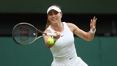 Tennis - Wimbledon - All England Lawn Tennis and Croquet Club, London, Britain - July 4, 2022  Spain's Paula Badosa in action during her fourth round match against Romania's Simona Halep REUTERS/Paul Childs