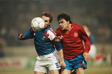 En 1991, en la clasificación para la Eurocopa de 1992, Francia venció a España en los dos partidos del grupo, con un Jean-Pierre Papin en estado de gracia. Los galos ganaron con autoridad en París (3-1), donde Papin marcó un gol de media chilena, y luego sorprendieron a España en Sevilla, un estadio donde nunca antes había perdido. Estas derrotas supusieron el fin del sueño español de ir a la Eurocopa de Suecia y dieron fuerza a la llamada “leyenda negra” contra Francia.