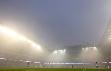 La niebla fue protagonista ayer en el Ettihad Stadium de Manchester en el partido entre Manchester City y Everton. El partido terminó empate a 1. 