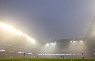 La niebla fue protagonista ayer en el Ettihad Stadium de Manchester en el partido entre Manchester City y Everton. El partido termin¨® empate a 1.