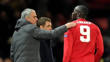 MANCHESTER, ENGLAND - DECEMBER 05: Jose Mourinho, Manager of Manchester United speaks to Romelu Lukaku of Manchester United during the UEFA Champions League group A match between Manchester United and CSKA Moskva at Old Trafford on December 5, 2017 in Manchester, United Kingdom. (Photo by Laurence Griffiths/Getty Images)