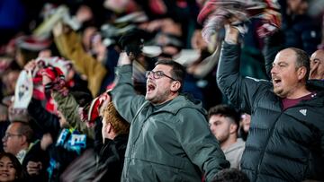 Aficionados del Albacete animan a su equipo.