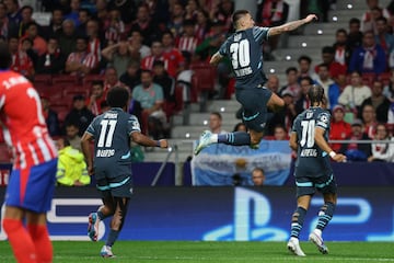 Benjamin Sesko celebra su primer gol en el Cívitas Metropolitano.