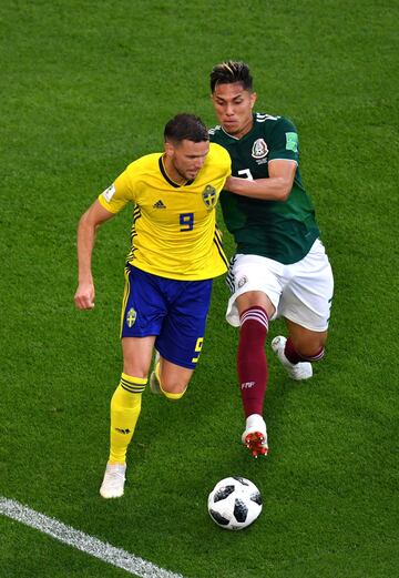 Carlos Salcedo agarra a Marcus Berg.