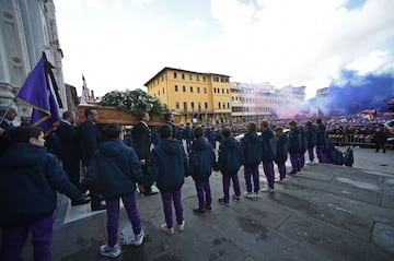Miles de personas, seguidores y representantes pol赤ticos y del mundo del f迆tbol dieron hoy su 迆ltimo adi車s a Astori.