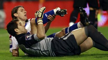 Deportivo Coruna's Brazilian defender Filipe Luis holds his broken ankle during their Spanish first league football match against Athletic Bilbao at the Riazor Stadium in Coruna, northern Spain, on January 23, 2009. Deportivo won the match 3-1. AFP P