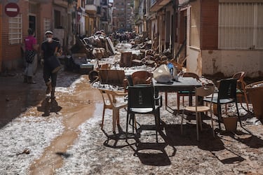 Vista de una de las calles de Paiporta afectada por las inundaciones.