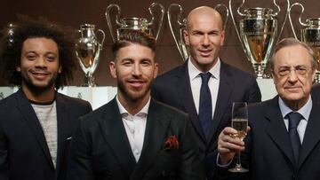 Los capitanes y Zidane posan con Florentino Pérez por un próspero 2017.