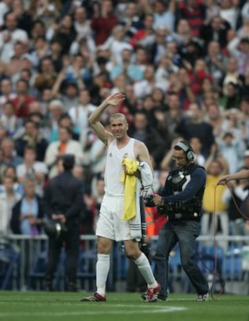 El 25 de abril de 2006 se confirmó su retirada del fútbol profesional al término del Mundial de Alemania. La imágen corresponde a su último partido como jugador en el Bernabéu