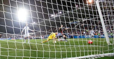 0-1. Centro raso de Raphinha al corazón del área, el defensa pepinero se lanza al suelo, y con su pierna derecha, manda el balón dentro de su propia portería. Marko Dmitrovic no puede hacer nada para detener el esférico.