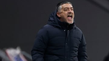 MADRID, 08/12/2024.- El entrenador del Sevilla, Garc¨ªa Pimienta, reacciona este domingo, durante el partido de la jornada 16 de LaLiga EA Sports, entre el Atl¨¦tico de Madrid y el Sevilla, en el estadio Metropolitano, en Madrid. EFE/ Sergio P¨¦rez