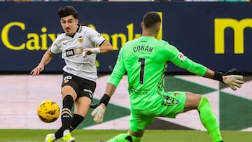 CÁDIZ, 14/01/2024.- El delantero del Valencia CF, Diego López (i), bate al portero argentino del Cádiz, Jeremías "Conan" Ledesma (d), para marcar el 1-2 durante el partido de Liga que enfrenta al Cádiz CF y el Valencia C.F. este domingo en el Estadio Nuevo Mirandilla. EFE/Román Ríos