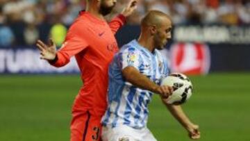 Amrabat disputa un balón con Piqué.