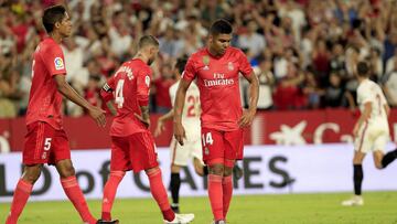 Casemiro se lamenta de uno de los goles del Sevilla.