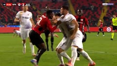 ¿Genio o tramposo? La imagen de la liga turca durante una tangana que está generando debate