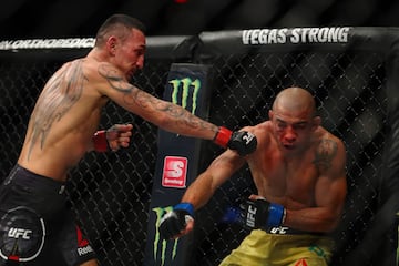 Max Holloway y José Aldo durante el combate.